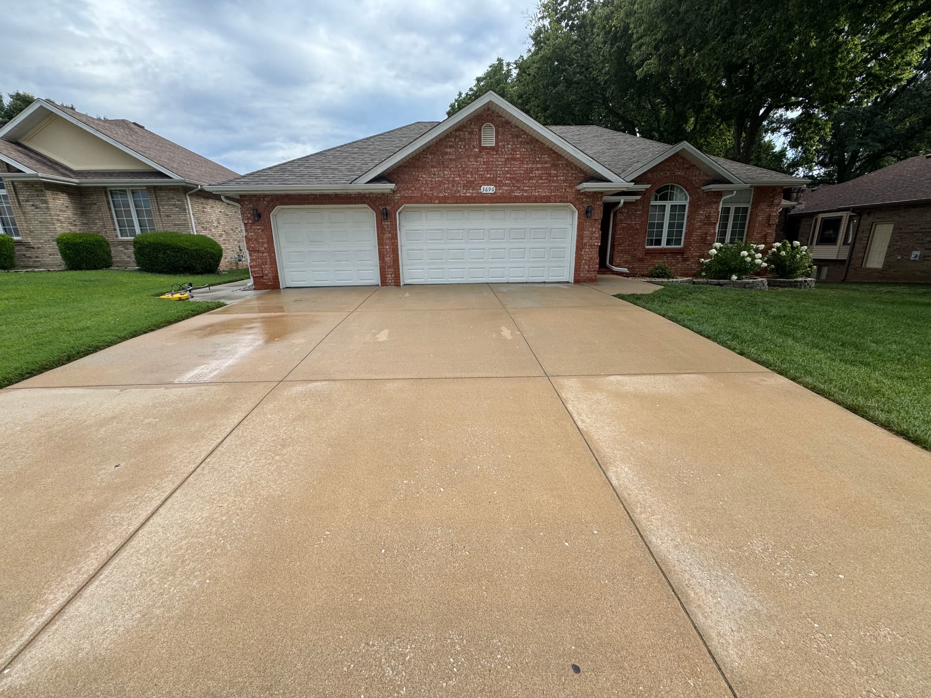 Gallery photos for Stained Concrete Driveway Cleaned Up and Looking Right Again: Image #3