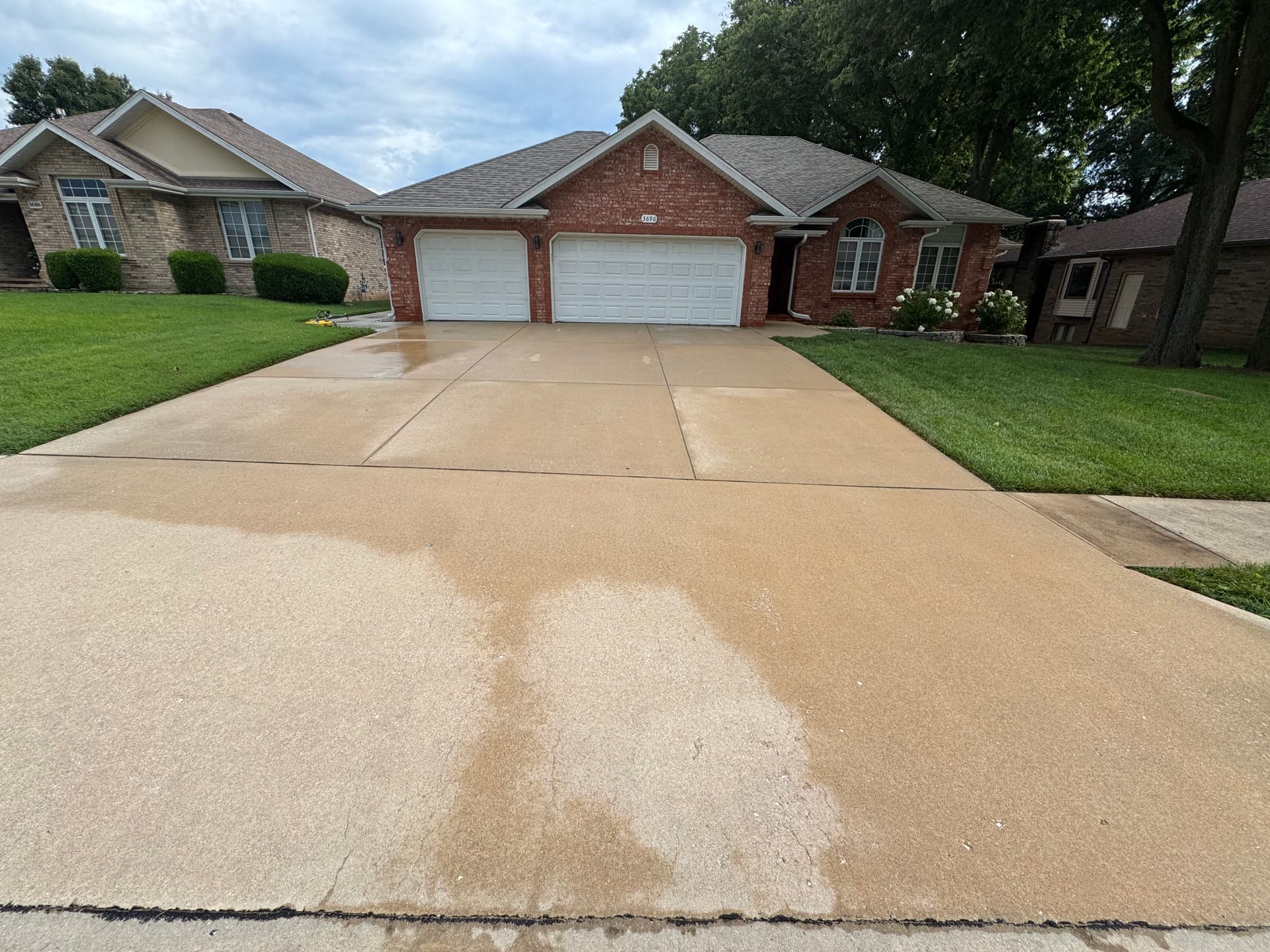 Gallery photos for Stained Concrete Driveway Cleaned Up and Looking Right Again: Image #4